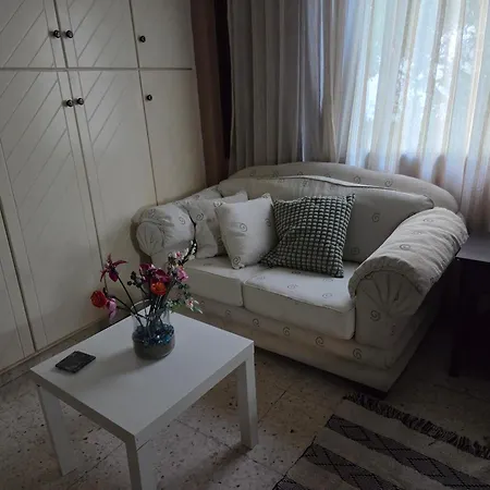 Daire Ground Floor With A Garden View Limasol